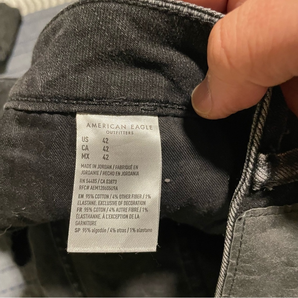 AMERICAN EAGLE OUTFITTERS - Black Denim Destroyed Shorts, Mens Size 42 - Picture 13 of 14